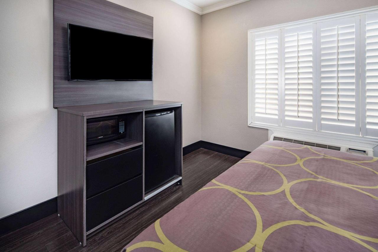 Мотель Super 8 By Wyndham North Hollywood Лос-Анджелес Экстерьер фото